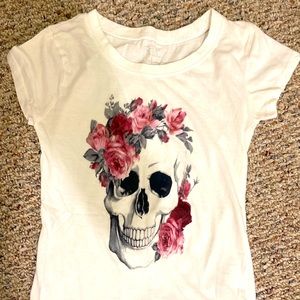 Juniors Tee with Skull, Size Small, Barely Worn!